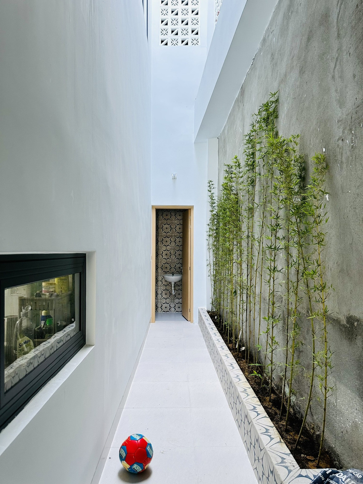 Ngôi nhà phố biển thông gió mát lịm, không gian đóng mở - Hình 11 Ngoi nha pho bien thong gio mat lim, khong gian dong mo-Hinh-11