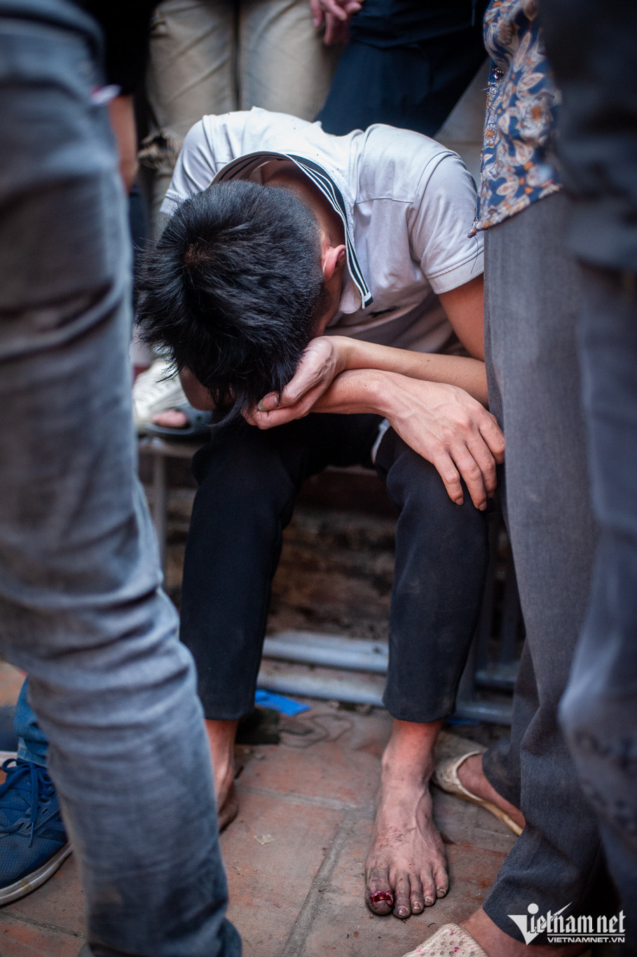 Màn tranh cướp diễn ra cả tiếng đồng hồ khiến nhiều trai tráng sau đó bị kiệt sức. Có người thậm chí bị bật móng chân.