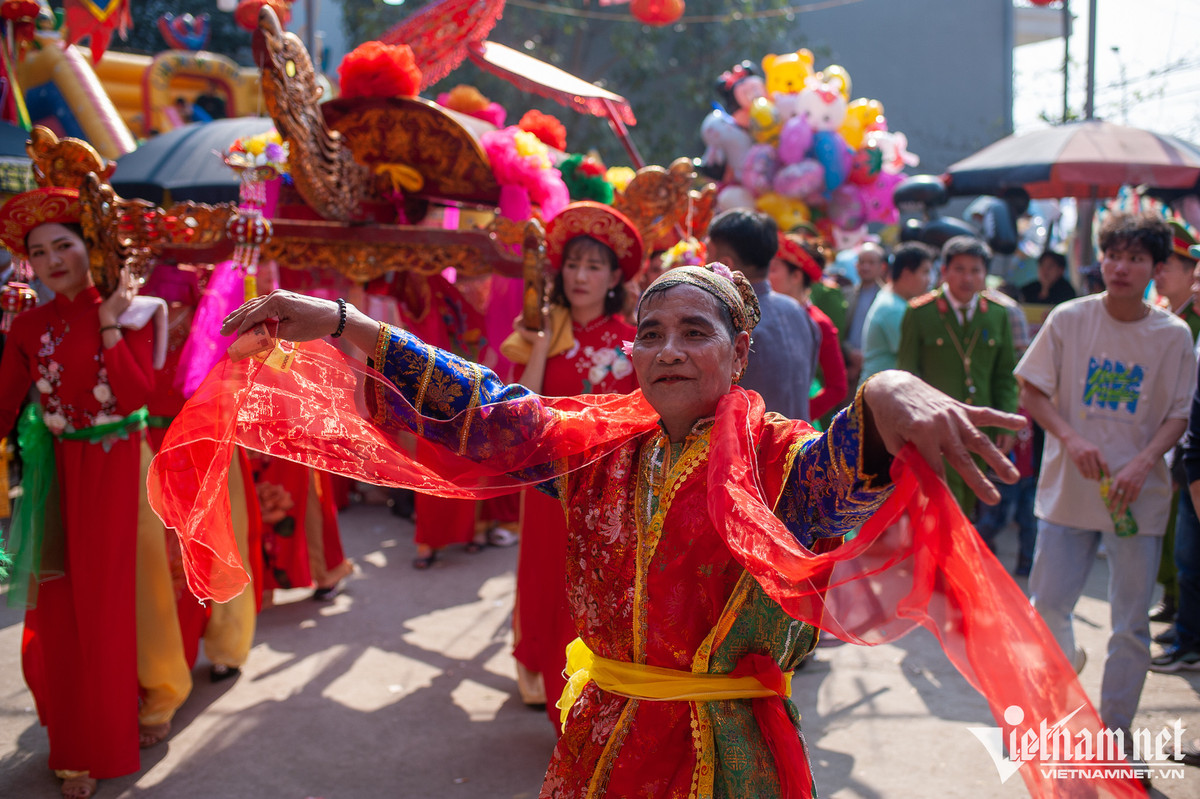 Diễn ra song song cùng hội giằng bông còn nhiều chương trình khác. Trong ảnh, người dân làng Sơn Đồng thực hiện lễ rước đức thánh mẫu. Theo tục xưa thì đám rước mẫu từ chùa Kỳ Đà lên chùa Diên Phúc được tiến hành đồng thời với việc rước kiệu lễ và tế lễ tại đình làng.