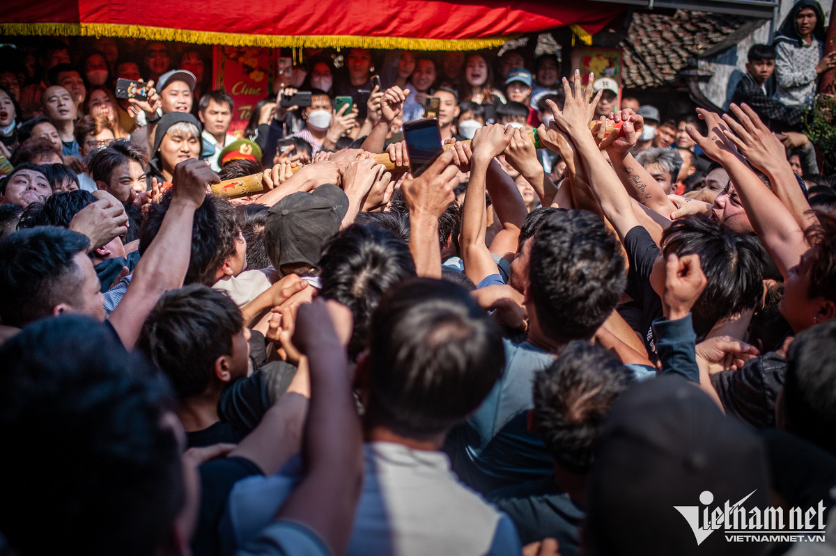 Với quan niệm giằng hay chạm vào cây bông sẽ gặp may mắn, thuận lợi trong công việc, sinh được quý tử, hàng trăm trai tráng lao vào giằng cướp cây bông.