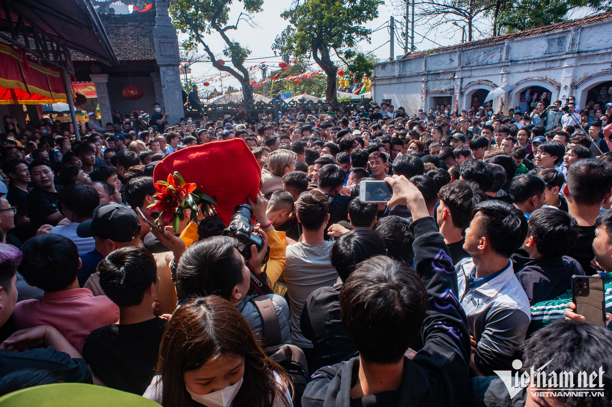 Giằng bông là phần hội được trông đợi và náo nhiệt nhất trong ngày. Giống như ở nhiều lễ hội khác tại miền Bắc, hội làng Sơn Đồng cũng thu hút hàng trăm thanh niên, trung niên tham gia vào màn tranh cướp.