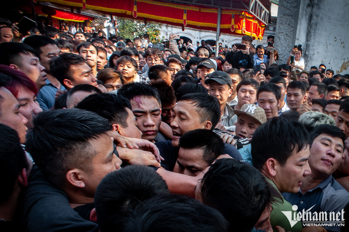 Cảnh tượng chen chúc, thậm chí xảy ra ẩu đả trong quá trình giằng bông. Có trường hợp bị chấn thương, chảy máu.