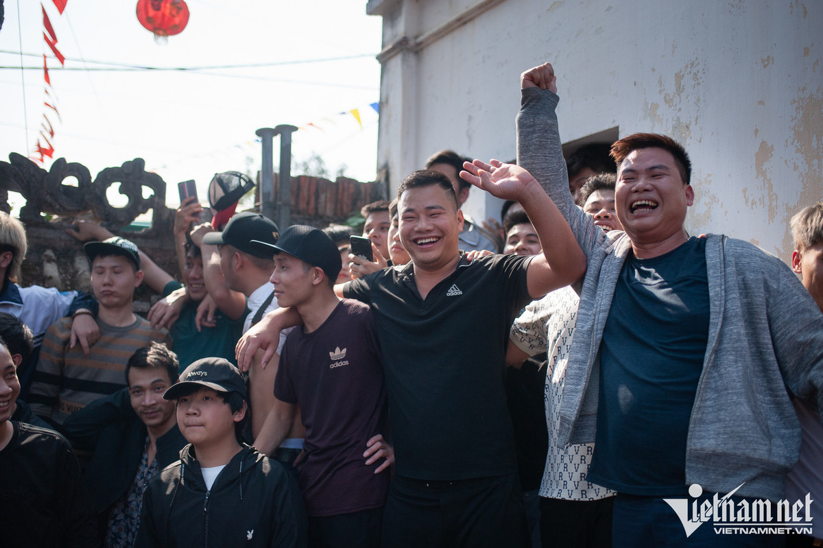 Những người đứng vòng ngoài hò reo, đánh trống nhằm khích lệ và cổ vũ tinh thần các trai tráng chơi hội.