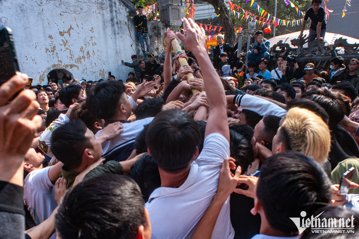 Theo quy định sẽ có 2 lượt tương ứng với 2 cây bông được phát ra, mỗi cây cách nhau 1 giờ. Quá trình này diễn ra rất căng thẳng. Người giành được bông phải giơ thẳng cây lên mang vào đình làng trình Thánh trước sự ngăn cản của hàng nghìn thanh niên còn lại. Cây bông cứ thế được đưa đi đưa lại khắp sân đình hàng tiếng đồng hồ mà chưa có người chiến thắng.