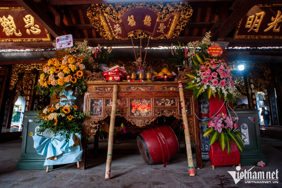 Người chiến thắng phải gửi lại bông ở đình làng, về làm lễ rồi mới đưa cây bông lên bàn thờ nhà mình. Năm nay, anh Phạm Thanh Sơn (29 tuổi) và Nguyễn Như Dương (25 tuổi) cùng ở xã Sơn Đồng là người giành được cây bông.