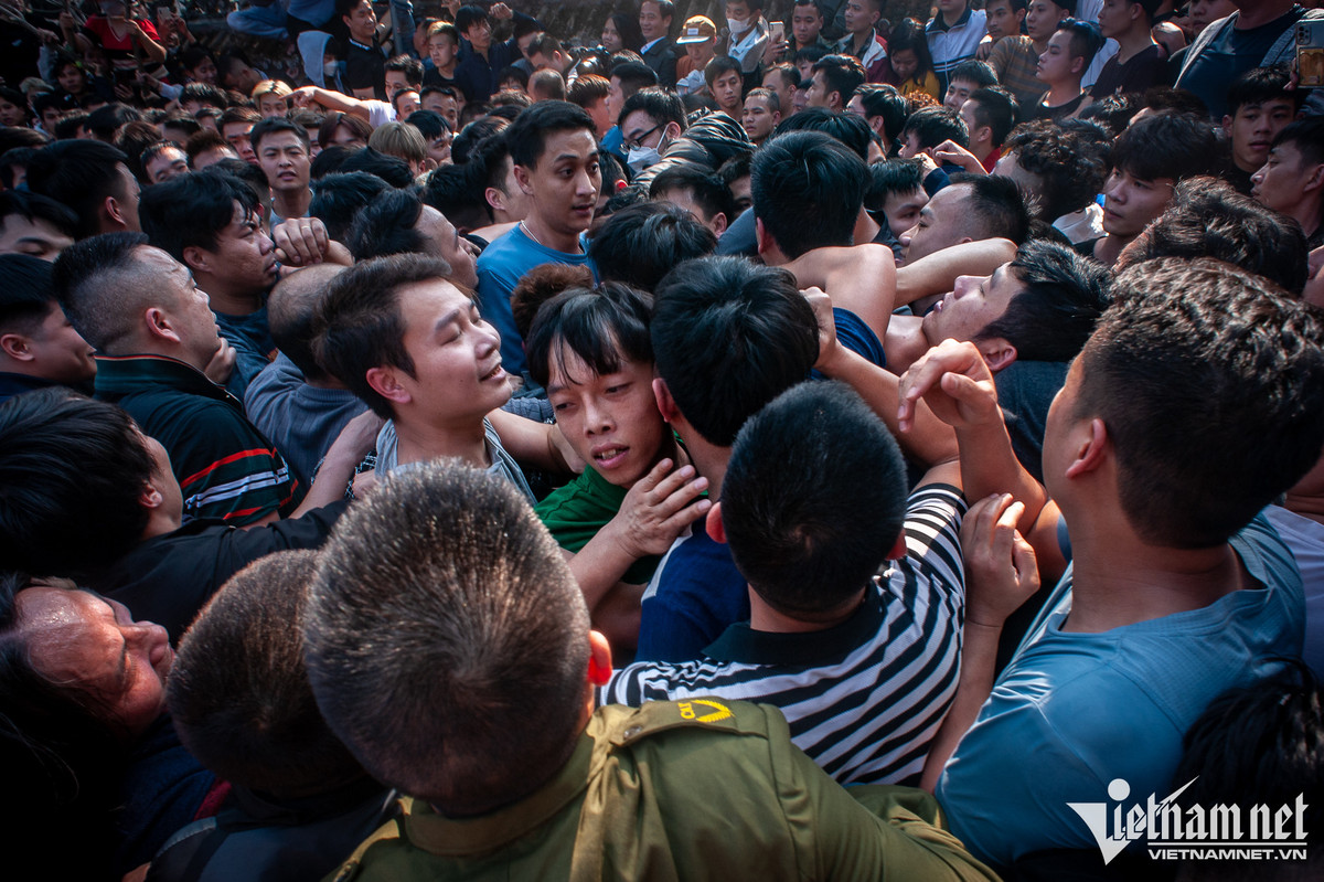 Nhiều người kiệt sức, muốn thoát ra khỏi đám đông trong vô vọng.