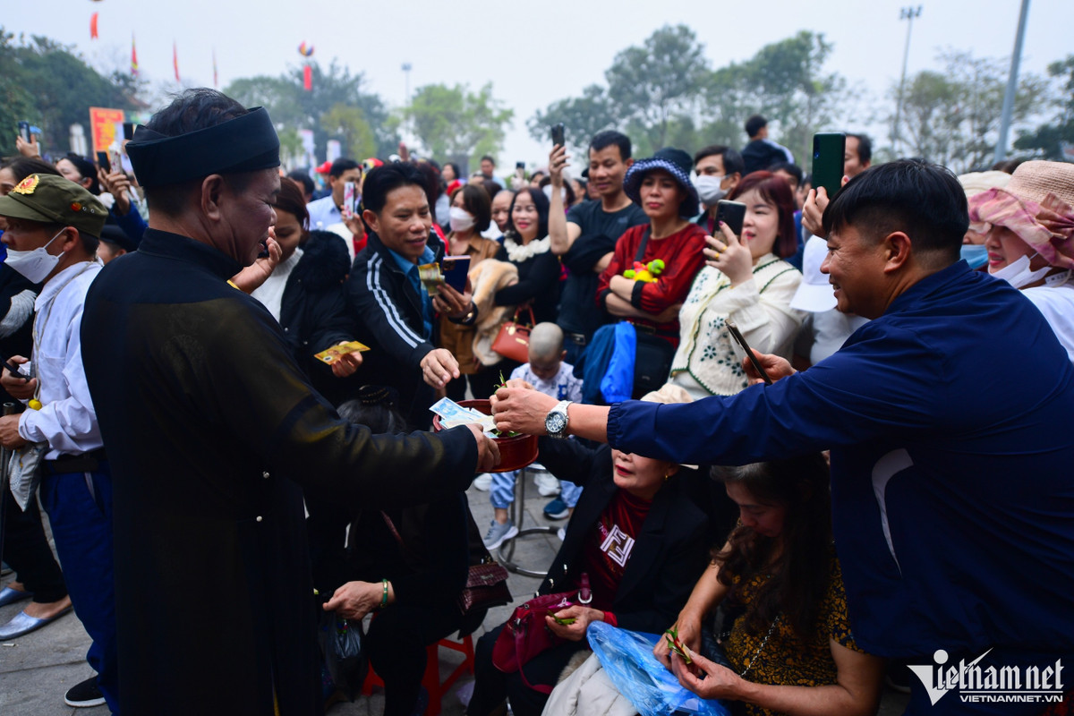 Trong khi "Tôn Ngộ Không" say sưa hát trên sân khấu, một "liền anh" mang cơi trầu đến các vị trí lấy tiền y như trò hát xẩm ngoài phố. Đổi lại mỗi vị khách thường nhận được một miếng trầu têm cánh phượng.