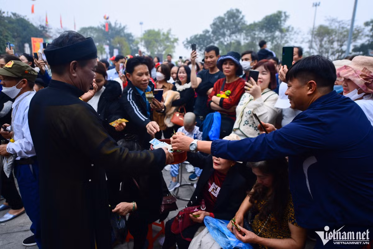 Trong khi "Tôn Ngộ Không" say sưa hát trên sân khấu, một "liền anh" mang cơi trầu đến các vị trí lấy tiền y như trò hát xẩm ngoài phố. Đổi lại mỗi vị khách thường nhận được một miếng trầu têm cánh phượng.