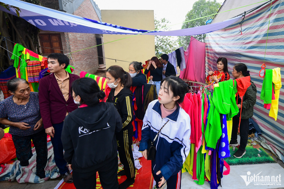 Những sạp cho thuê trang phục quan họ dựng ngay trung tâm, nhiều du khách thuê với giá 50.000 đồng/bộ và họ mặc để chụp ảnh là chính.