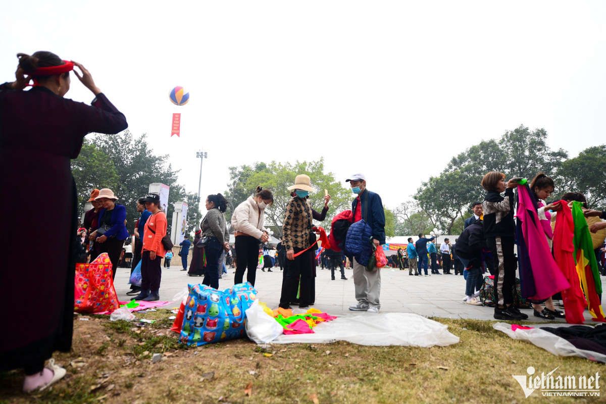 Một số người còn bày hẳn ra các bãi cỏ mời chào, chèo kéo du khách.