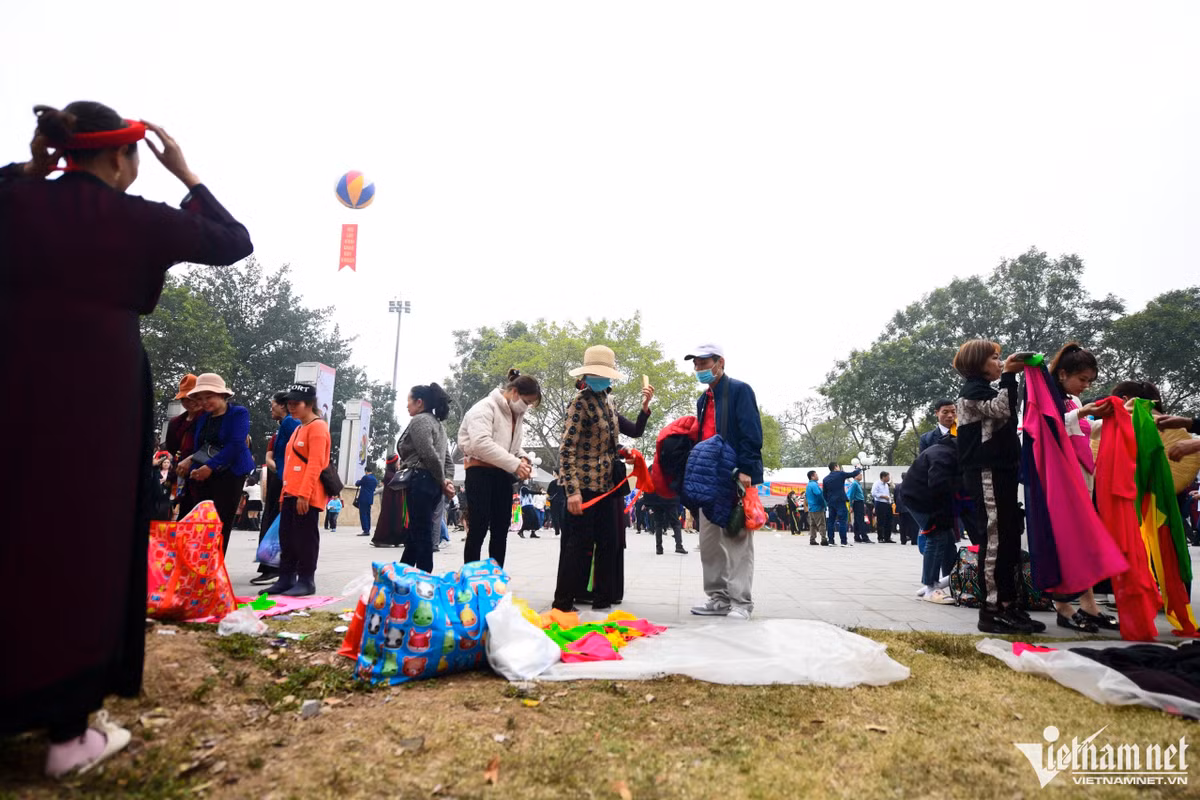 Một số người còn bày hẳn ra các bãi cỏ mời chào, chèo kéo du khách.