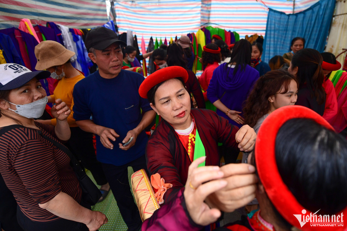 Các sạp hàng cho thuê trang phục quan họ đều chật kín khách.