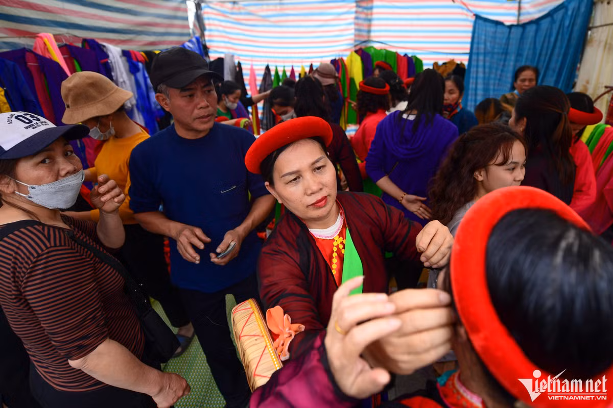 Các sạp hàng cho thuê trang phục quan họ đều chật kín khách.