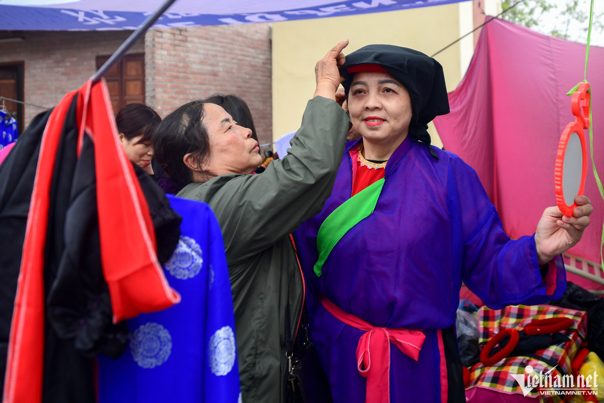 "Đến với hội Lim tôi muốn thuê một bộ trang phục để cho hợp cảnh. Giá thuê như vậy không quá đắt, chỉ cần bỏ ra 50.000 đồng có thể chụp cả buổi", bà Ngọ chia sẻ.