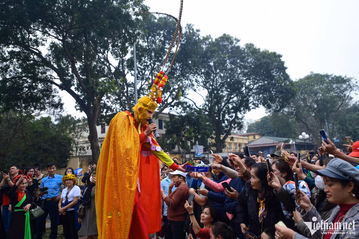 "Tôn Ngộ Không" đi đến đâu mời trầu đều được du khách cho tiền đến đấy. "Đầu năm tôi muốn lì xì gọi là lấy may chứ không thấy phản cảm", một người phụ nữ nói.