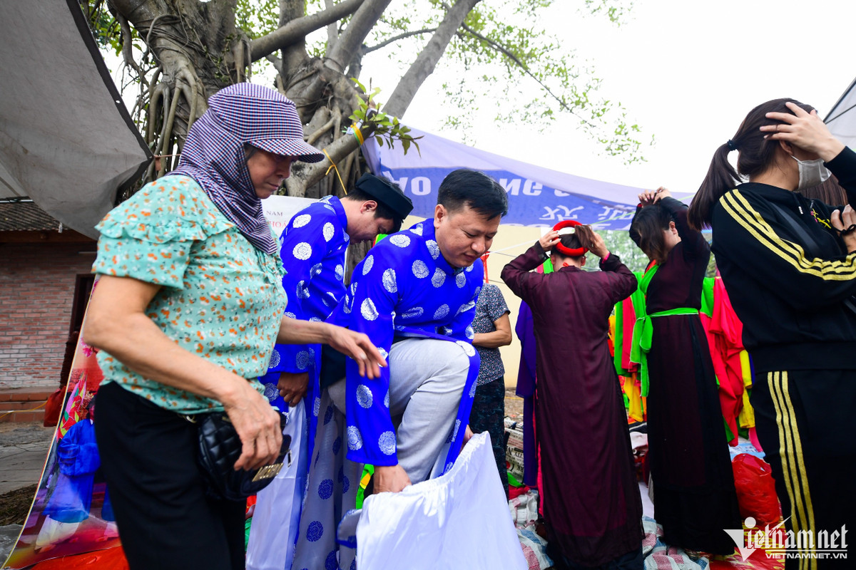 Diện tích chật hẹp, không có phòng thay đồ, nhiều người thay quần áo ngay cạnh sân khấu.