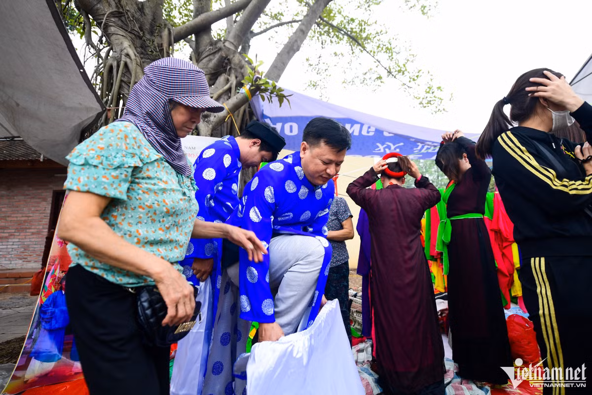 Diện tích chật hẹp, không có phòng thay đồ, nhiều người thay quần áo ngay cạnh sân khấu.