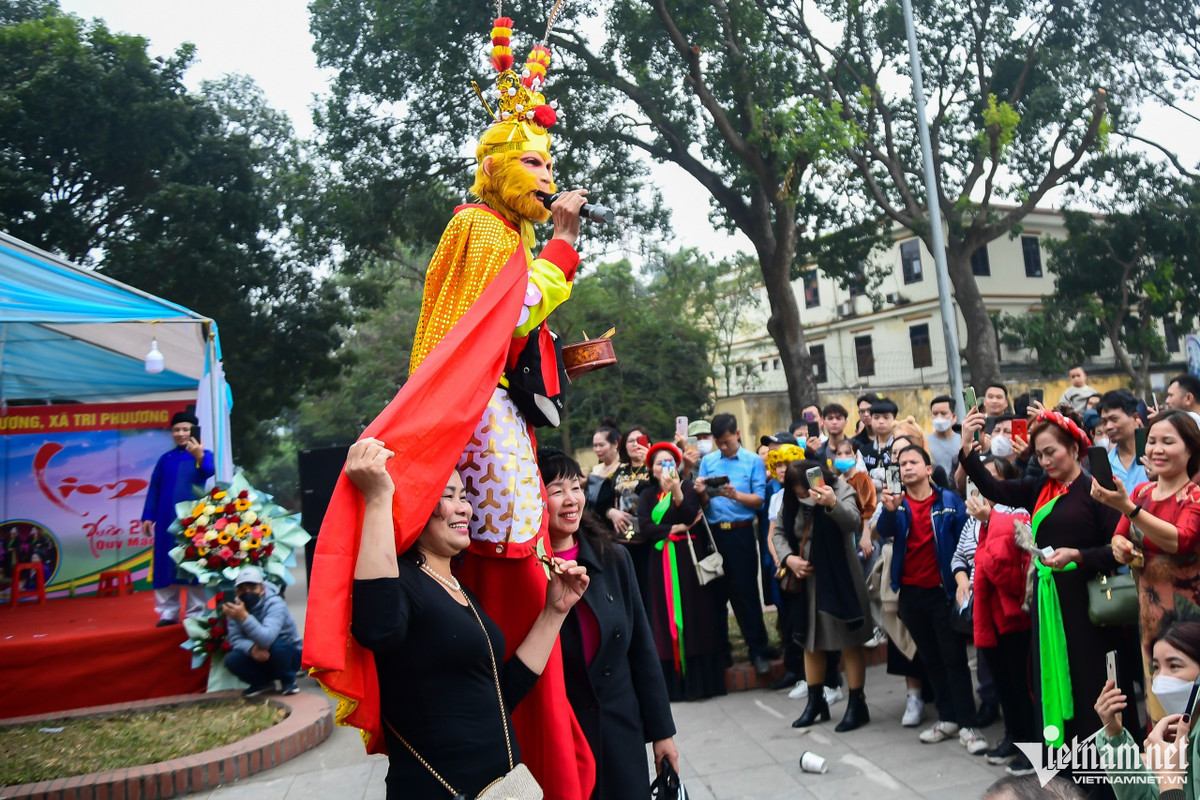 Chị Lan và chị Hà (Bắc Ninh) hào hứng chụp ảnh với "Tôn Ngộ Không". "Đây là năm thứ 3 liên tiếp chúng tôi đi hội Lim. Nay tôi đi qua thấy lạ nên ghé vào xem", chị Lan nói.