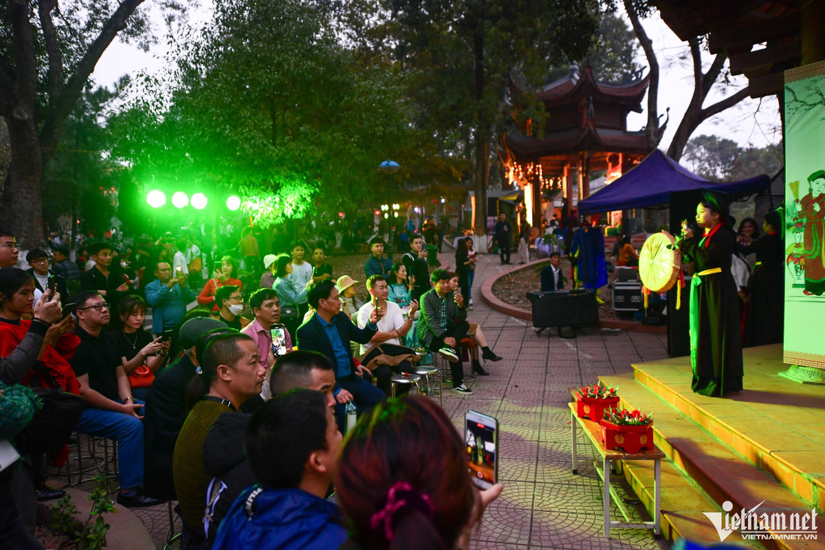 Trên đồi Lim, nhiều sân khấu được dựng lên. Du khách thập phương có thể hát chung vui cùng các liền anh, liền chị.