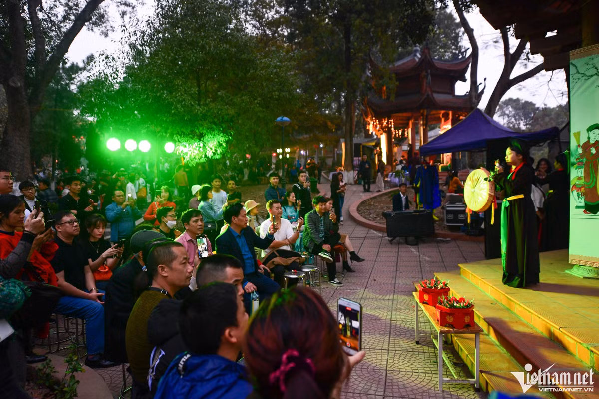 Trên đồi Lim, nhiều sân khấu được dựng lên. Du khách thập phương có thể hát chung vui cùng các liền anh, liền chị.