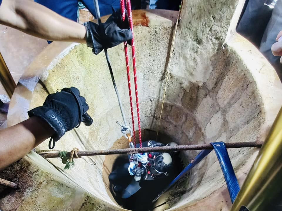 Người đàn ông cùng vợ rơi xuống giếng sau khi dùng dao đâm vào ngực - Hình 2 Nguoi dan ong cung vo roi xuong gieng sau khi dung dao dam vao nguc-Hinh-2