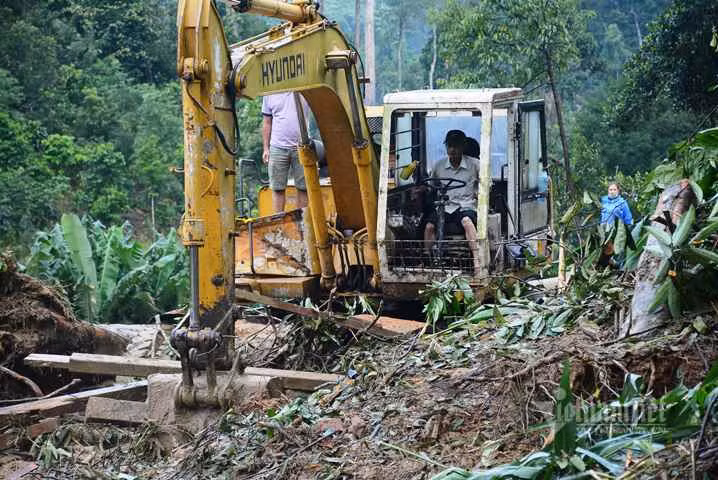 Truc thang san sang tiep te luong thuc cho 3.000 dan bi co lap o Quang Nam-Hinh-5