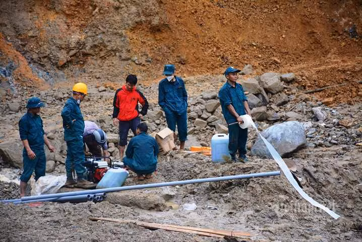 Truc thang san sang tiep te luong thuc cho 3.000 dan bi co lap o Quang Nam-Hinh-6