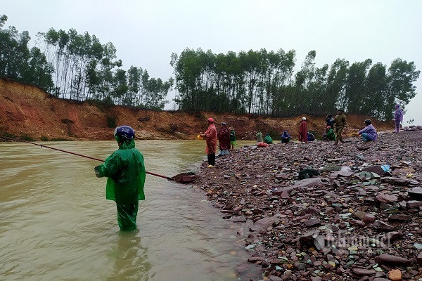 Nhieu nguoi vot ca ben dong lu chay xiet duoi chan ho Ke Go-Hinh-8