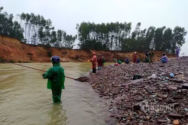 Nhieu nguoi vot ca ben dong lu chay xiet duoi chan ho Ke Go-Hinh-8