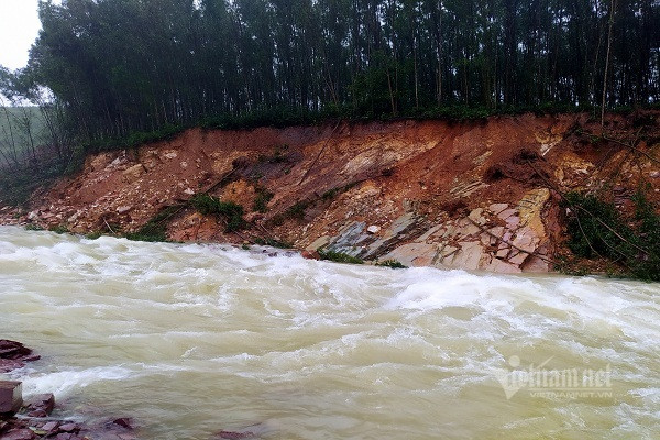 Nhieu nguoi vot ca ben dong lu chay xiet duoi chan ho Ke Go-Hinh-3