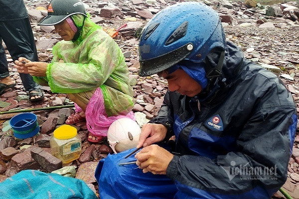 Nhieu nguoi vot ca ben dong lu chay xiet duoi chan ho Ke Go-Hinh-12