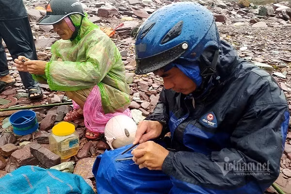 Nhieu nguoi vot ca ben dong lu chay xiet duoi chan ho Ke Go-Hinh-12