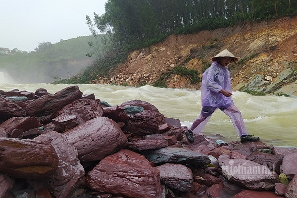 Nhieu nguoi vot ca ben dong lu chay xiet duoi chan ho Ke Go-Hinh-6