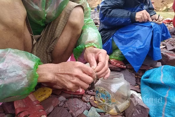 Nhieu nguoi vot ca ben dong lu chay xiet duoi chan ho Ke Go-Hinh-11