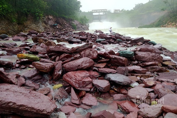Nhieu nguoi vot ca ben dong lu chay xiet duoi chan ho Ke Go-Hinh-4