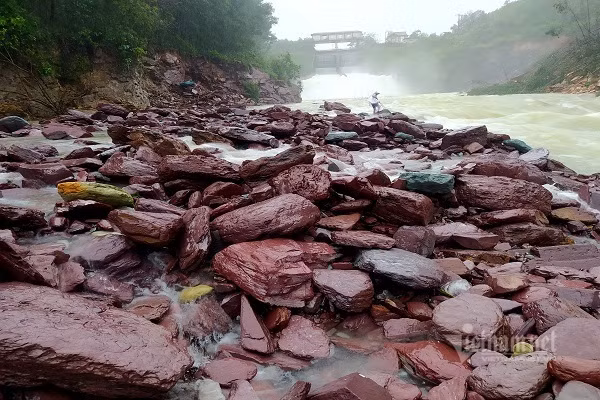 Nhieu nguoi vot ca ben dong lu chay xiet duoi chan ho Ke Go-Hinh-4