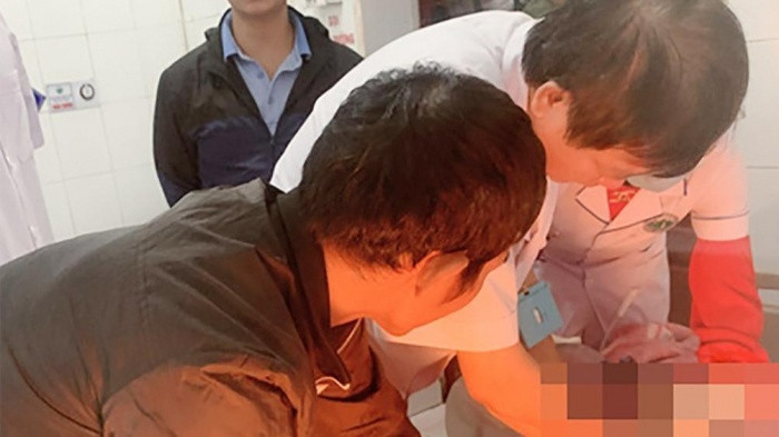 Be trai chet duoi o vung nuoc ngap canh nha