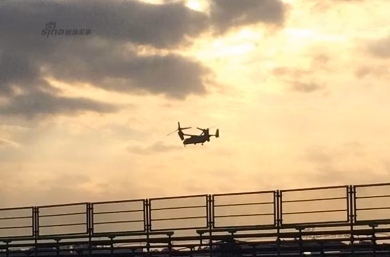 Máy bay vận tải đa năng MV-22 Osprey của Lính thủy Đánh bộ Mỹ xuất hiện tại buổi lễ.