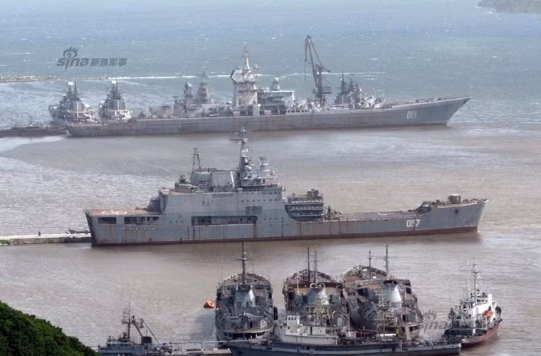 Không có tiền thì không thể tháo dỡ con tàu khổng lồ như vậy, cũng không có tiền để tái trang bị sử dụng. Đô đốc Lazarez cứ nằm đó suốt 15 năm để mặc thời gian, nước biển hành hạ tới tàn tạ, rỉ sét, đổ nát. Trong ảnh, ngoài Lazarez còn 2 tàu khu trục Project 956 (đỗ ngay cạnh), một tàu đổ bộ rất lớn và một số tàu hàng cũng đang nằm chờ ngày được phá dỡ.