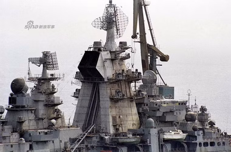 Cận cảnh phần thượng tầng đồ sộ của Lazarez được trang bị các hệ thống radar cực khủng khiến máy bay Mỹ, NATO phải dè chừng.