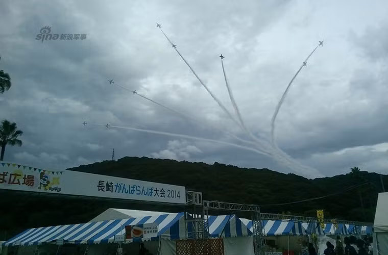 Các máy bay của JASDF bay biểu diễn trên bầu trời căn cứ.