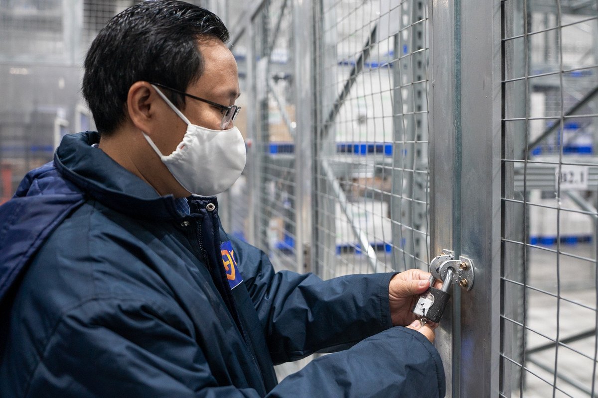 Tại kho lạnh của VNVC, vaccine COVID-19 của AstraZeneca được bảo quản trong khu biệt trữ, bổ sung thêm lớp rào chắn và khoá bảo vệ.