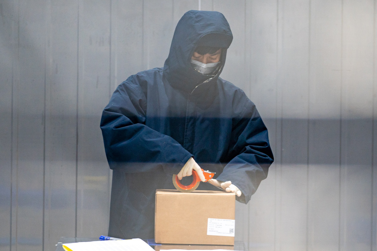 Số lượng còn lại được chuẩn bị sẵn sàng. Khi có kết quả kiểm tra chất lượng vaccine và chỉ đạo triển khai tiêm chủng, các lô này sẽ được vận chuyển đến các cơ sở tiêm chủng bằng hệ thống xe lạnh chuyên dụng.