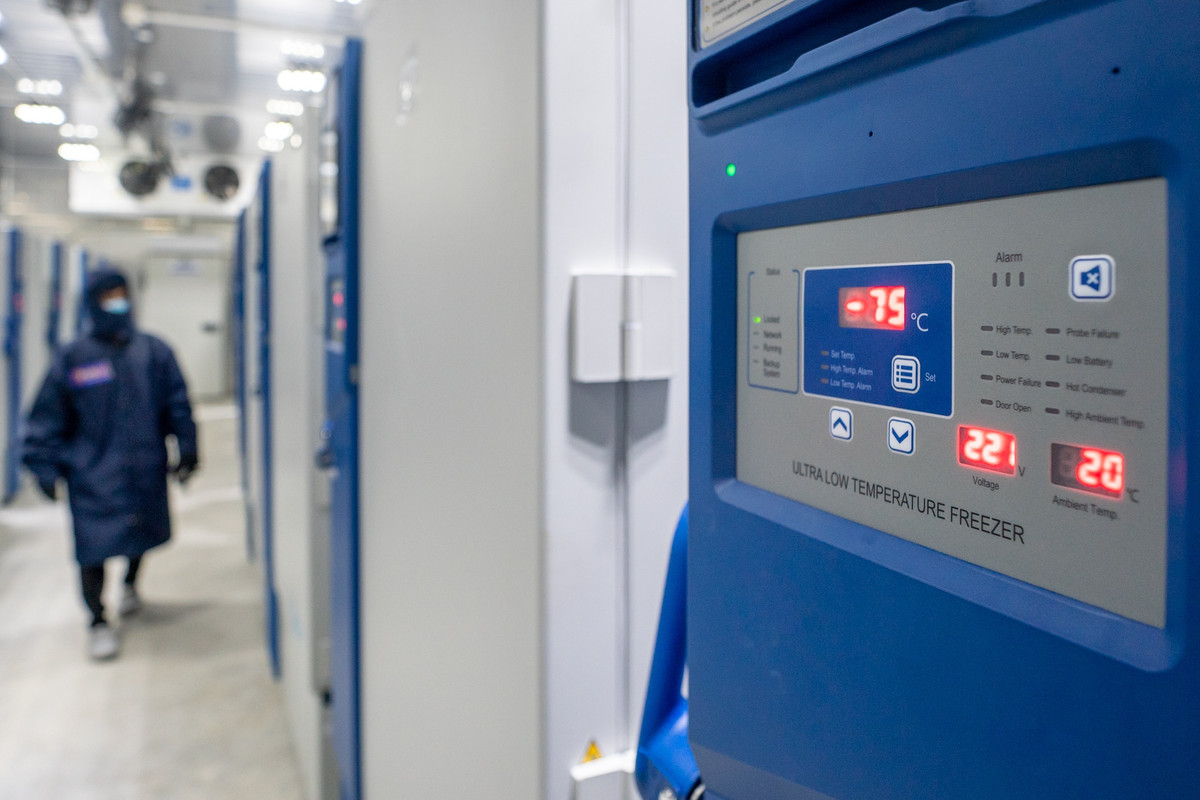 Bên cạnh hệ thống kho lạnh từ 2-8 độ C, VNVC còn là đơn vị đầu tiên và duy nhất có hệ thống kho lạnh âm sâu đến âm 86 độ C, sẵn sàng bảo quản các loại vaccine cần bảo quản đặc biệt như Pfizer/Bitech với số lượng lên đến hơn 3 triệu liều tại một thời điểm. Hệ thống kho lạnh âm sâu của VNVC chứa 33 tủ âm sâu, có thể bảo quản vaccine ở nhiệt độ từ âm 40 đến âm 86 độ C. corona_counter.css
