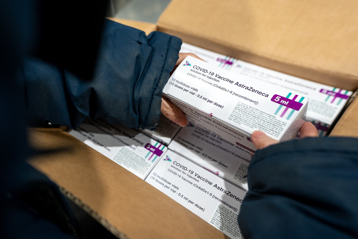 Hộp vaccine ngừa COVID-19 đầu tiên sắp được tiêm chủng cho người dân Việt Nam để phòng ngừa lây nhiễm virus SARS-CoV-2.