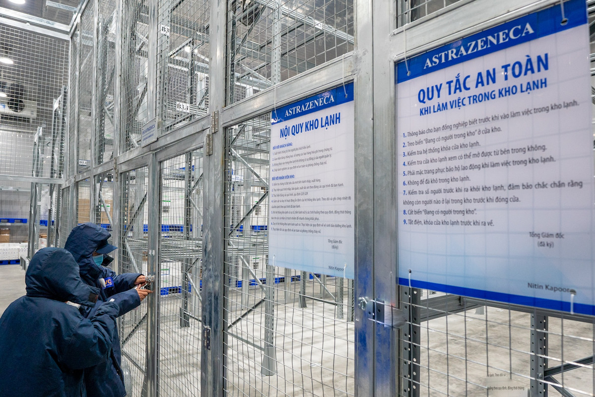 Vaccine được bảo quản ở nhiệt độ 2-8 độ C. Đây điều kiện bảo quản thông thường của các loại vaccine nên việc vận chuyển và bảo quản thuận lợi hơn. VNVC hiện có 51 kho lạnh 2-8 độ C đạt chuẩn GSP để bảo quản vaccine an toàn và chất lượng. Công suất lên đến 170 triệu liều tại một thời điểm.