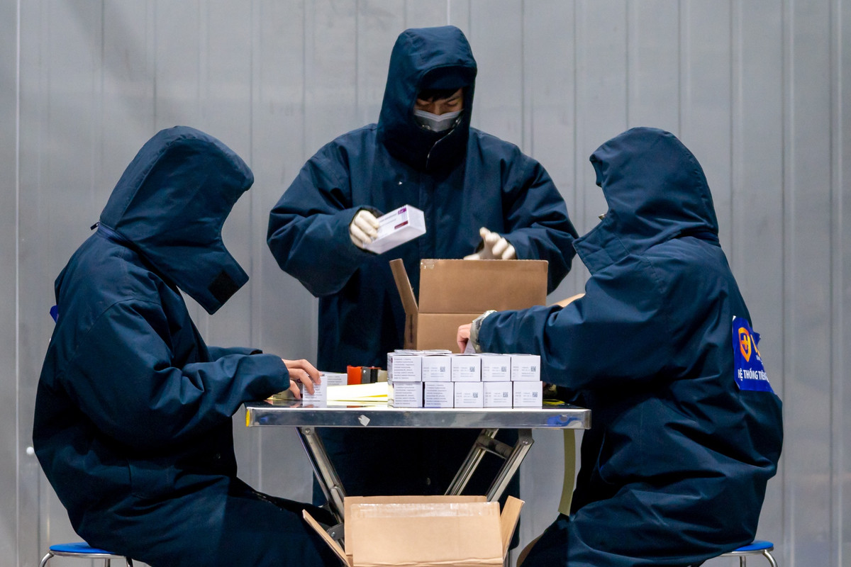 Container vaccine đã được mở và kiểm tra số lượng, tình trạng vaccine trước khi đưa vào nghiên cứu và chuẩn bị cho kế hoạch tiêm chủng.