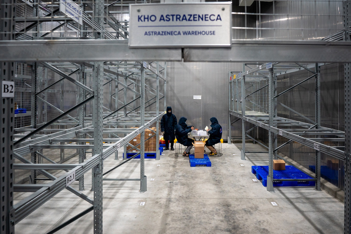 117.600 liều vaccine ngừa COVID-19 đang được bảo quản tại kho lạnh của Công ty Cổ phần Vaccine Việt Nam (VNVC) và Công ty AstraZeneca Việt Nam từ ngày 24/2, sau khi được vận chuyển về Việt Nam bằng đường hàng không.