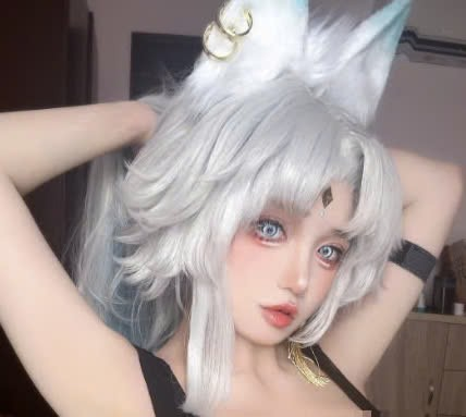 Nữ coser này theo đuổi phong cách sexy thường diện trang phục ôm sát, tôn lên đường cong quyến rũ. (Ảnh: gamek)