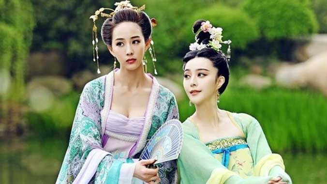 Ở thời điểm này, Võ Tắc Thiên cai trị toàn đất nước, các quyền lợi của phụ nữ về địa vị xã hội, giao tiếp so với các triều đại khác cũng có khác biệt rõ ràng. Chị em phụ nữ được phép ăn mặc thoải mái, phóng khoáng. Đó là cách họ thể hiện thân phận cao quý của mình. 